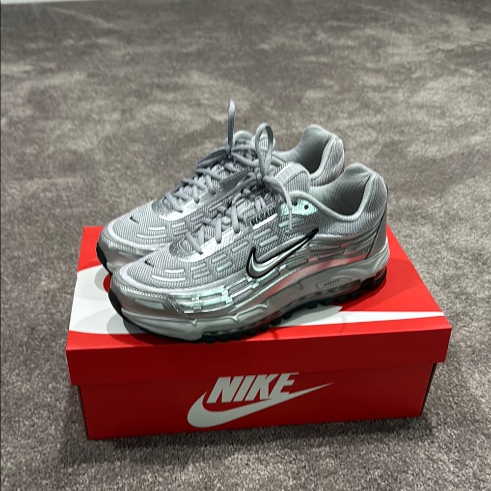Nike Air Max TL 2.5

Nike Metallic Silver Air Max Sneakers